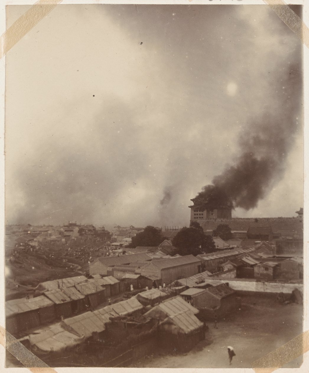 Wielki pożar przy głównej bramie Pekinu, 1900 autorstwa Chinese Photographer