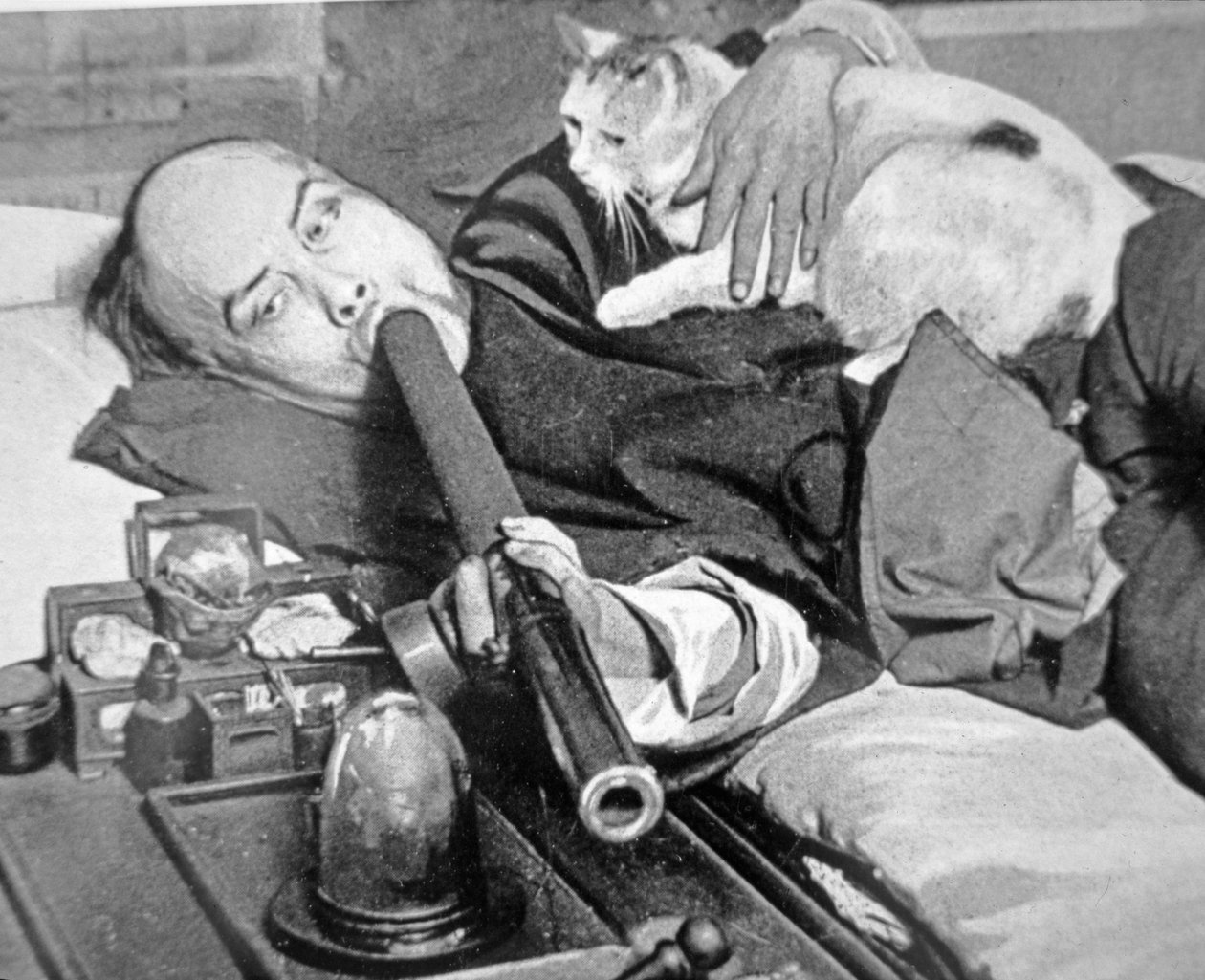 Chinatown, San Francisco - palenie opium, ok. 1900 r. (zdjęcie czarno-białe) autorstwa Chinese Photographer