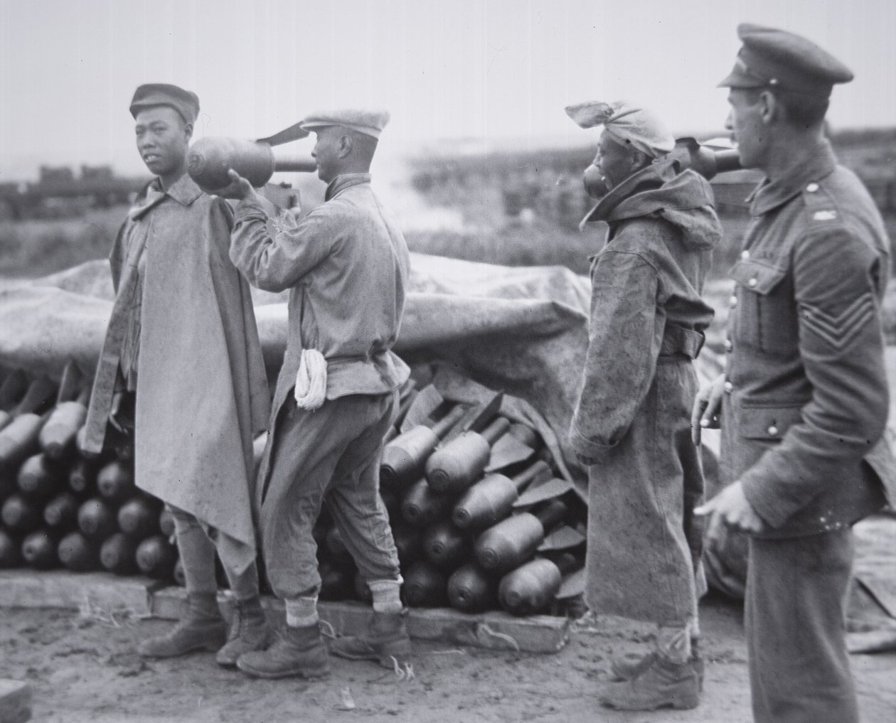 Chińska jednostka przechowuje bomby lotnicze w składzie amunicji we Francji autorstwa Chinese Photographer