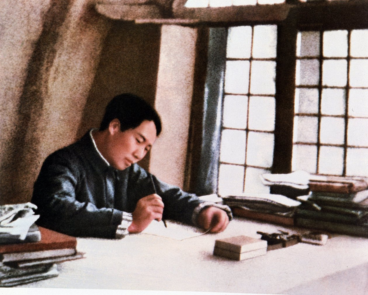 Mao pisze swoją pracę „Z przedłużającej się wojny” w jaskini w Yenan autorstwa Chinese Photographer