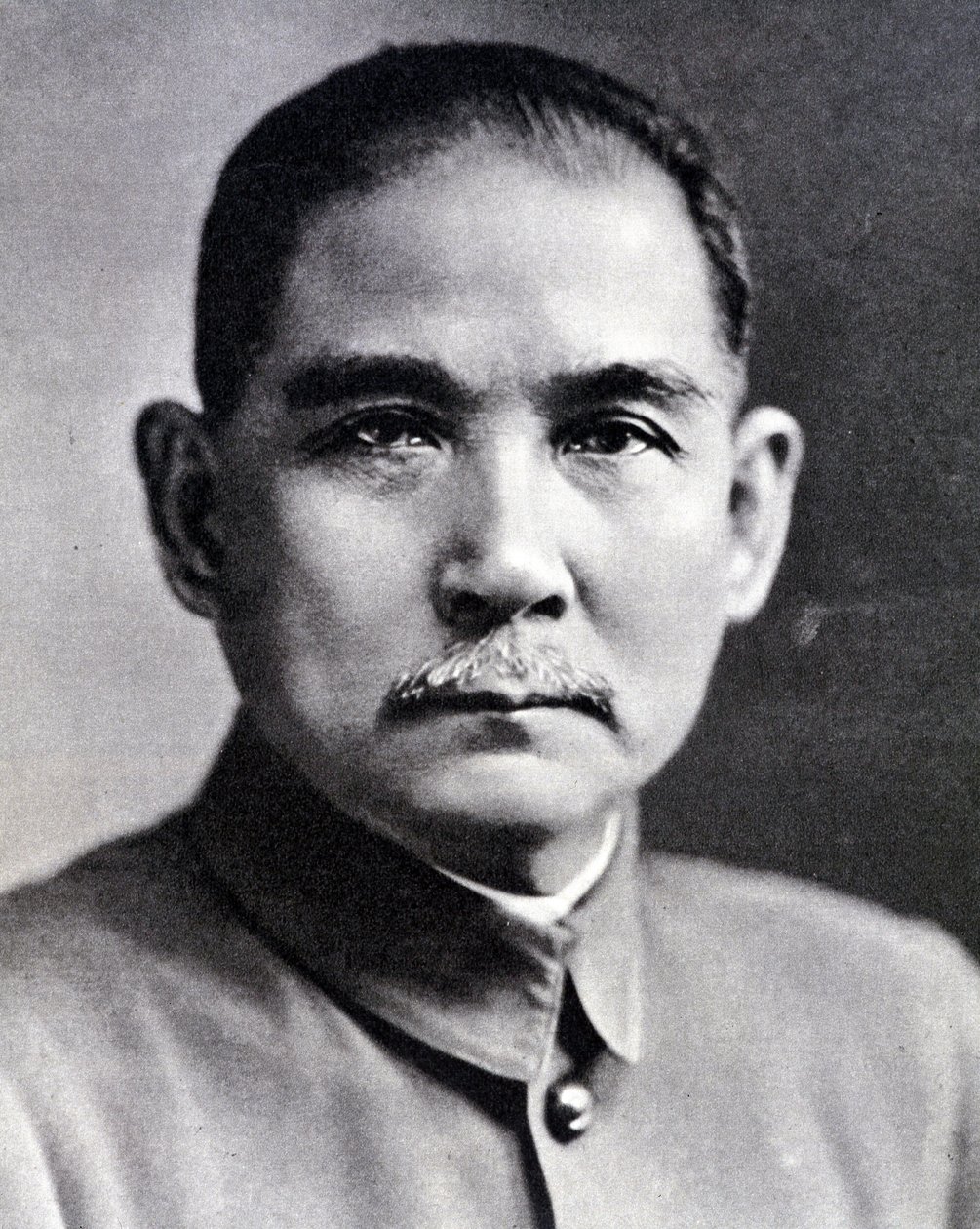 Portret Sun Yat-sena (Yat Sen, Zhongshan) (1866-1925), chińskiego rewolucjonisty i męża stanu. autorstwa Chinese Photographer