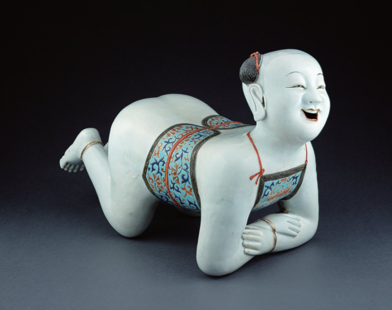 Poduszka z chińskiej porcelany w formie półnagiego chłopca (porcelana) autorstwa Chinese School