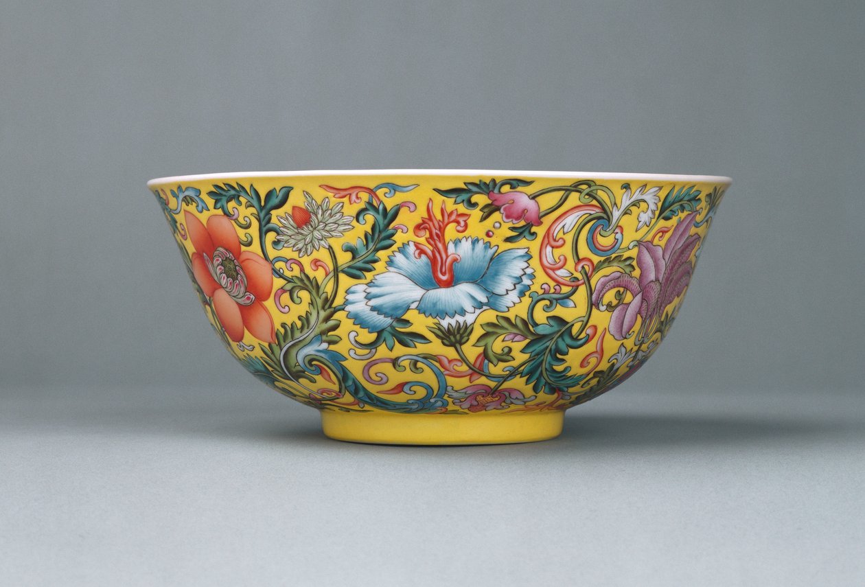 Dobra famille miska na żółto mieloną różę, 1821-1850 autorstwa Chinese School