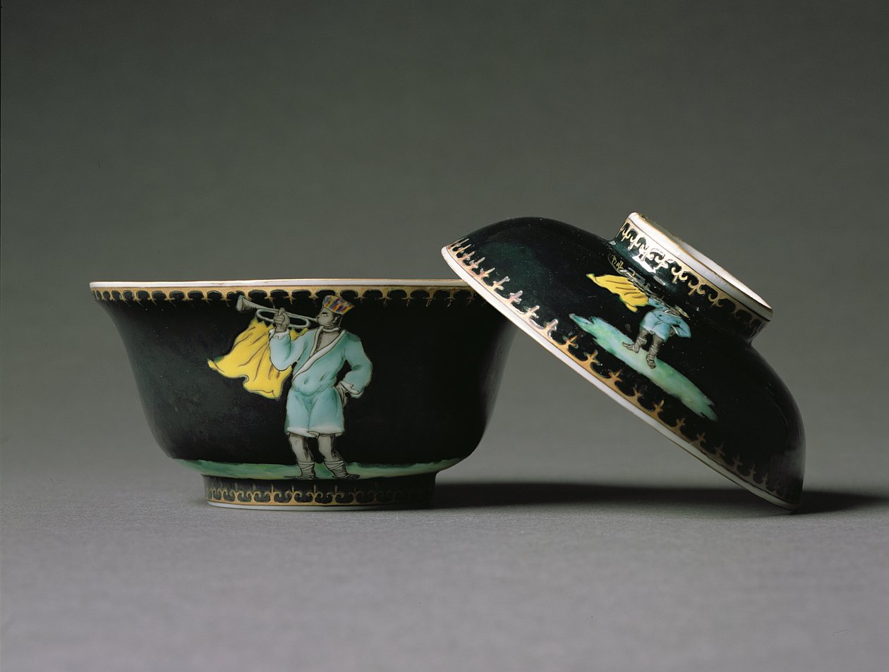 Cukiernica i pokrywka, okres Qianlong (1736-95) ok. 1740 (porcelana) (patrz także 314530) autorstwa Chinese School