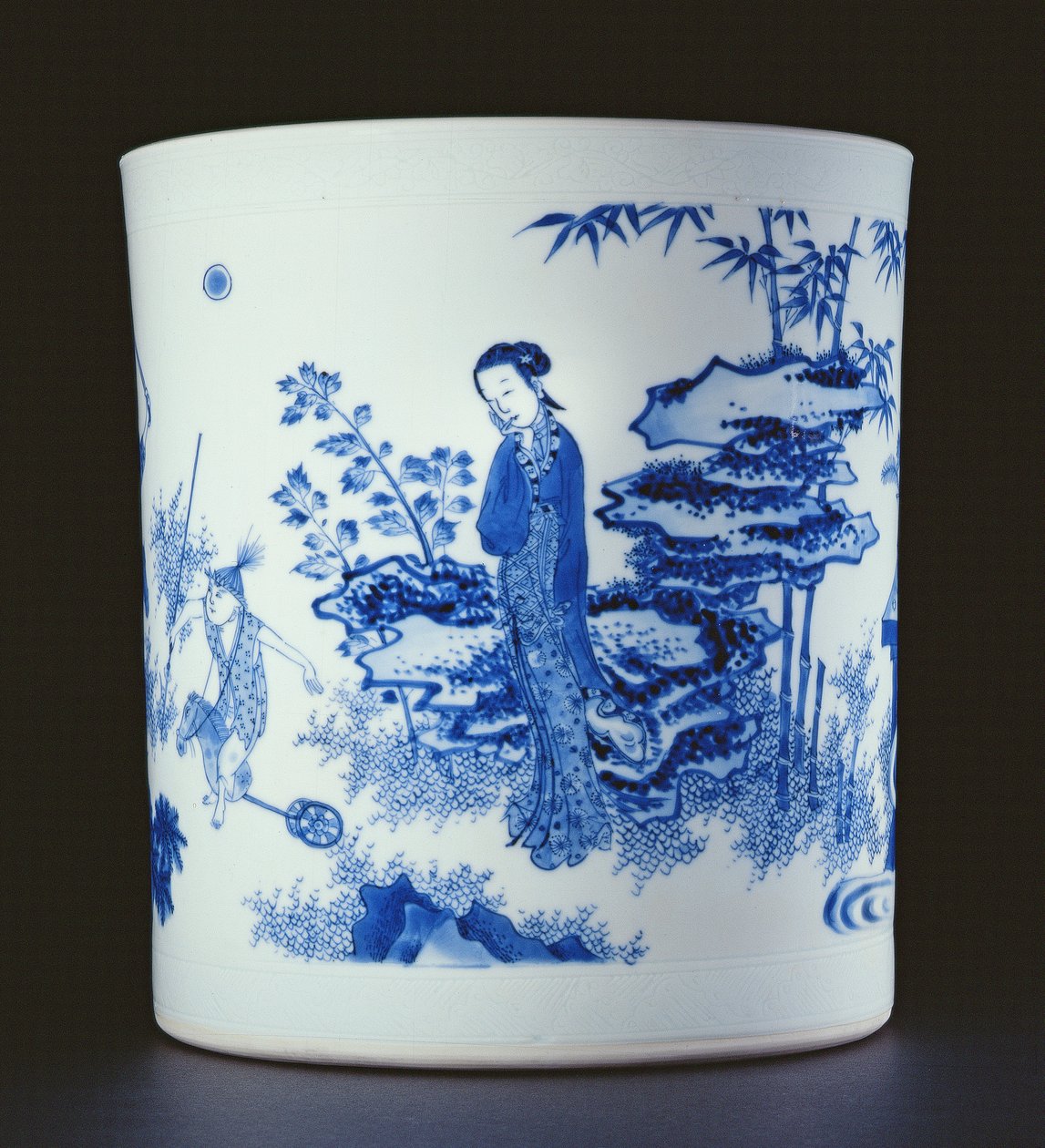 Niebiesko-biała szczotka namalowana z damą i chłopcami bawiącymi się na koniach hobbystycznych w ogrodzie, Chongzheng, 1630-44 (porcelana) (patrz 205937) autorstwa Chinese School