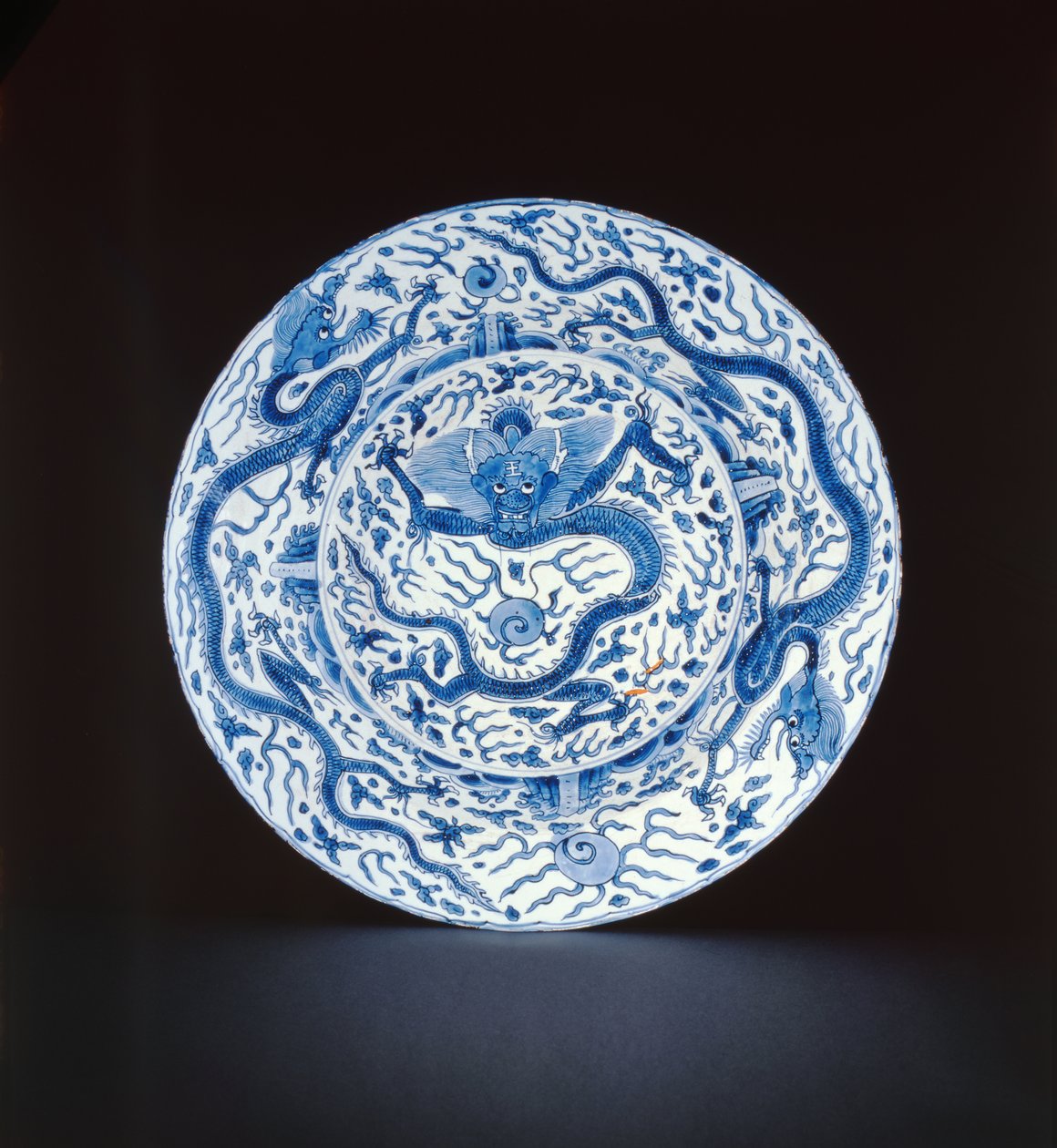 Niebiesko-białe naczynie malowane smokami, Wanli lub Chongzheng, 1600-35 (porcelana) autorstwa Chinese School