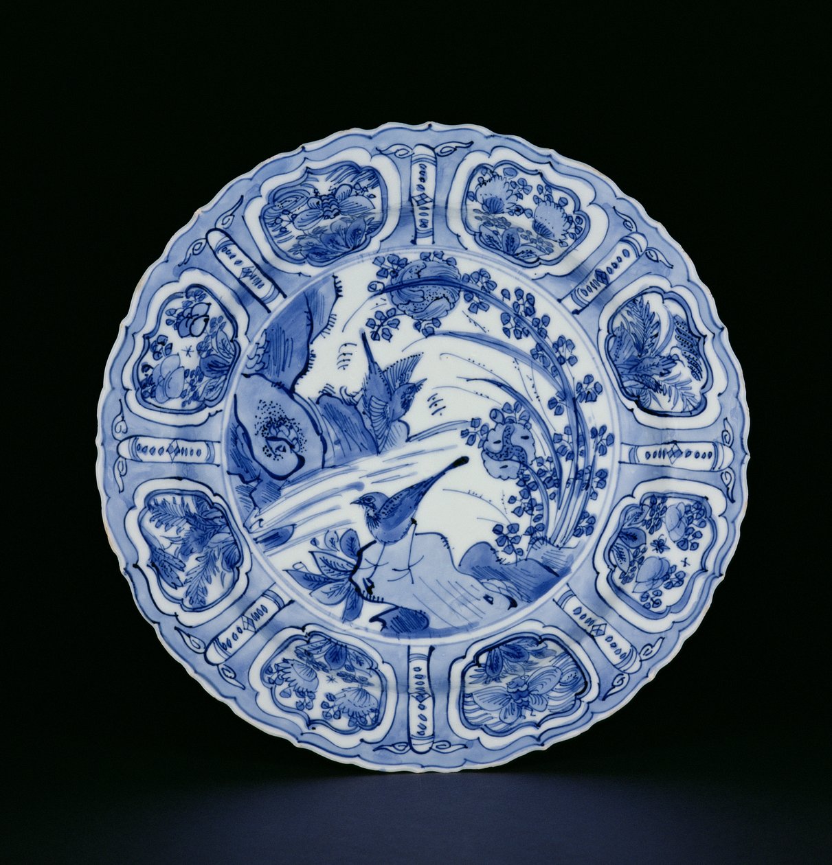 Niebiesko-biała tablica kraak z namalowanymi ptakami w krajobrazie, znak Czapla, Wanli, 1595-1605 (porcelana) (patrz 205991) autorstwa Chinese School