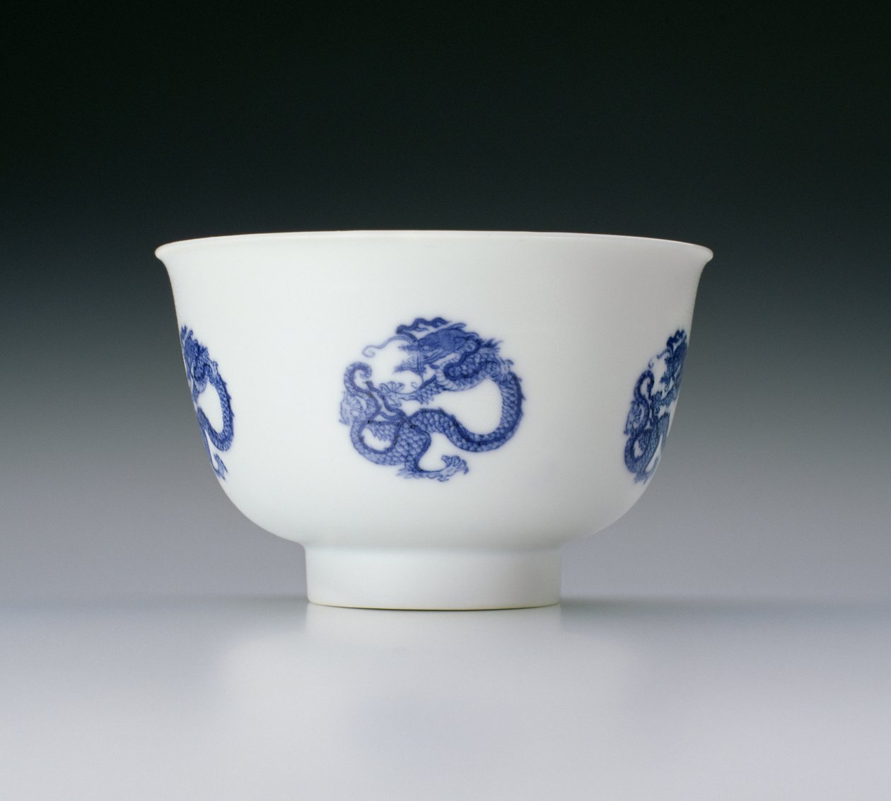 Miska ozdobiona smoczymi kółkami, znakiem Kangxi i okresem 1662-1722 (porcelana z niebieską podszkliwną glazurą) (patrz także 142285) autorstwa Chinese School
