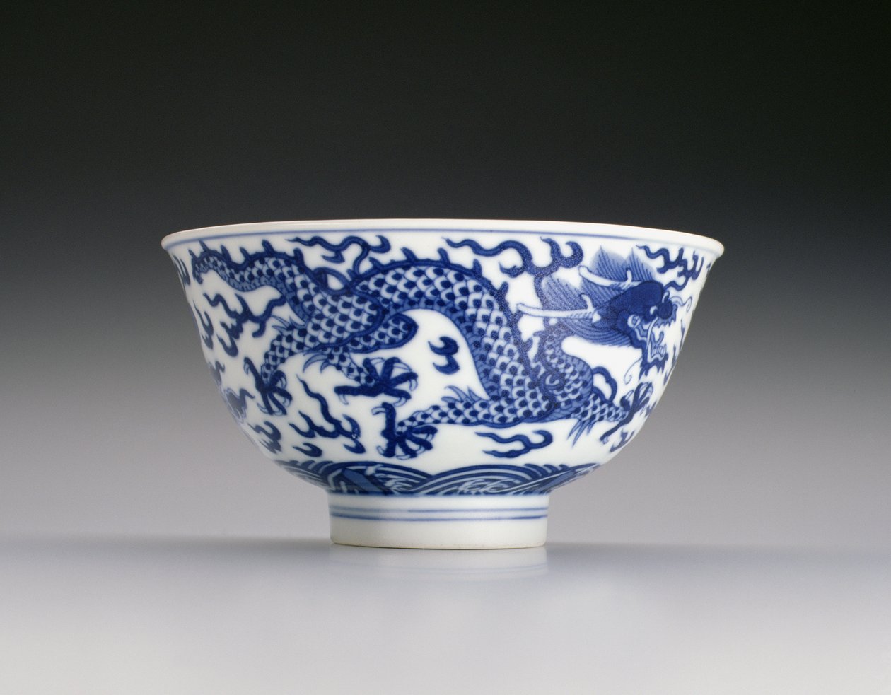 Miska ze smokami i falami, znak Xianfeng i okres 1851-61 (porcelana z niebieską glazurą) (patrz także 142299) autorstwa Chinese School