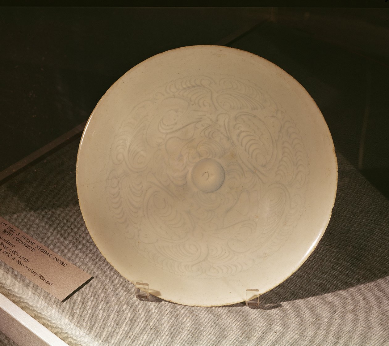Miska z żłobioną dekoracją roślinną, z Nanchang, prowincja Jiangxi, dynastia Sung, XII-XIII w. (porcelana) autorstwa Chinese School