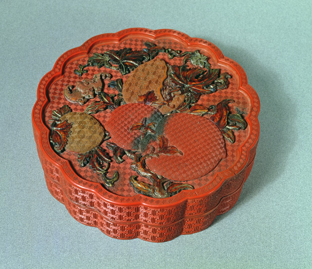 Pudełko z dekoracją ochrową, zielono-brązową, XVIII w. (lakier cynobrowy) autorstwa Chinese School