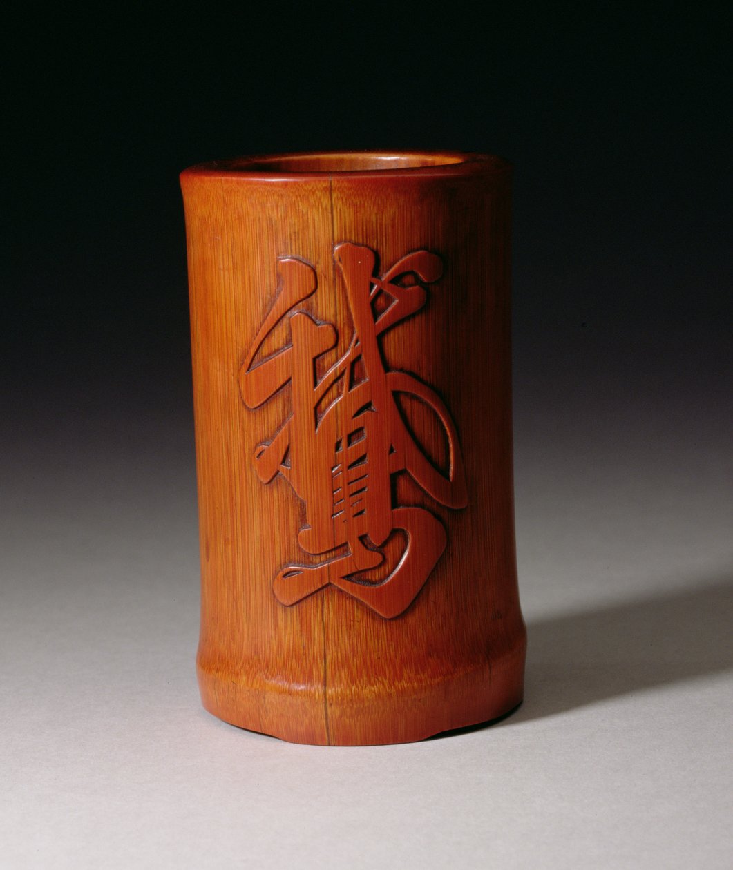 Brushpot z O, pojedynczą postacią Gęsi, wykonany przez Hsiao-Shan, dynastia Ching, okres Qianlong 1736-95, połowa końca XVII wieku (rzeźbiony bambus) autorstwa Chinese School