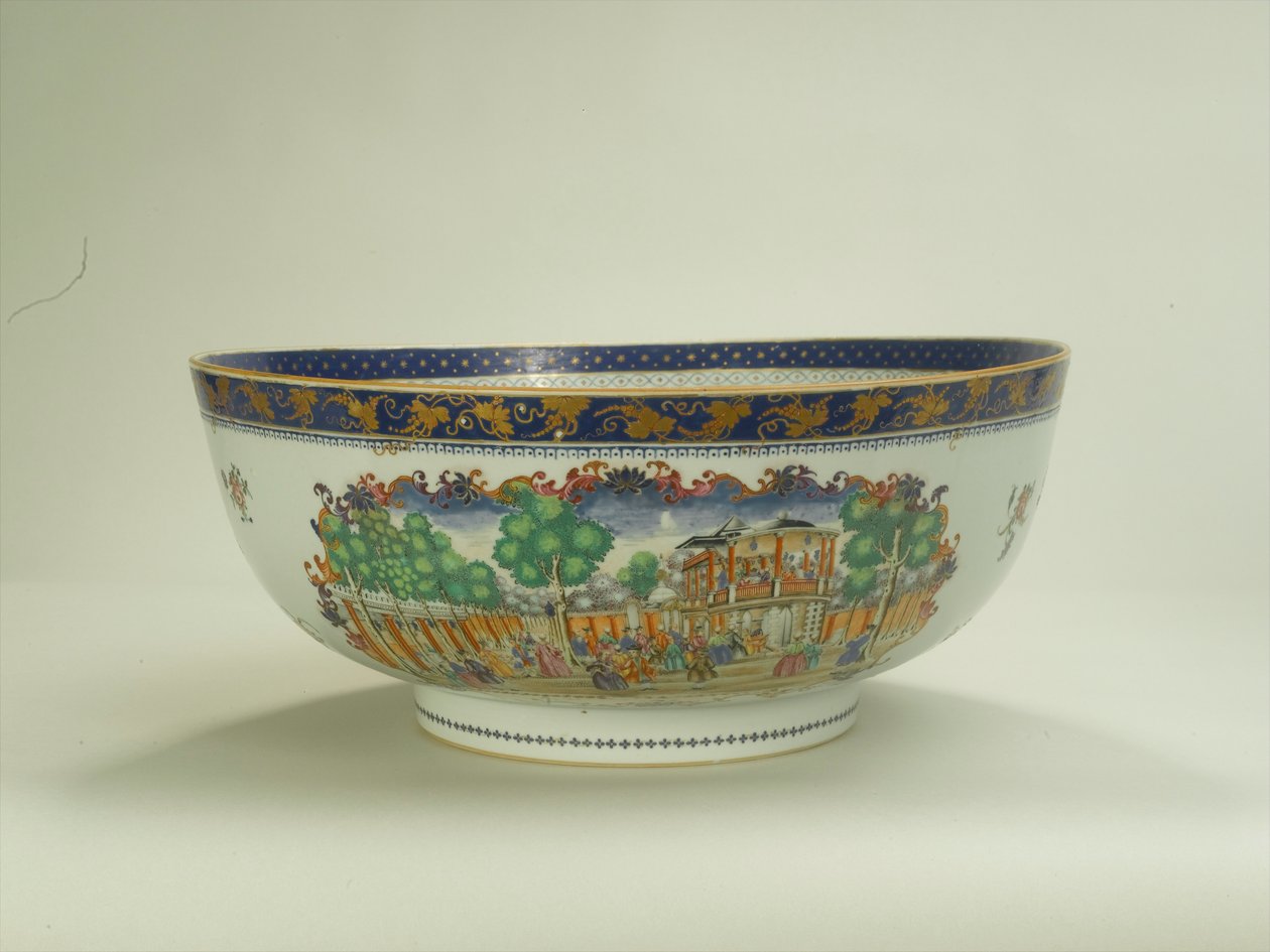 Famille miska na poncz różany z owalnym panelem foliowym przedstawiającym Grand Walk, ogrody Vauxhall w latach 50. XVIII wieku, okres Qianlong (1736-95) ok. 1790 (ceramika) (patrz także 294698) autorstwa Chinese School