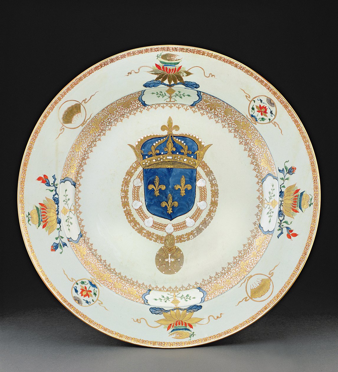 Duży ładownik herbowy z herbem króla Francji, ok. 1730 (porcelana) autorstwa Chinese School