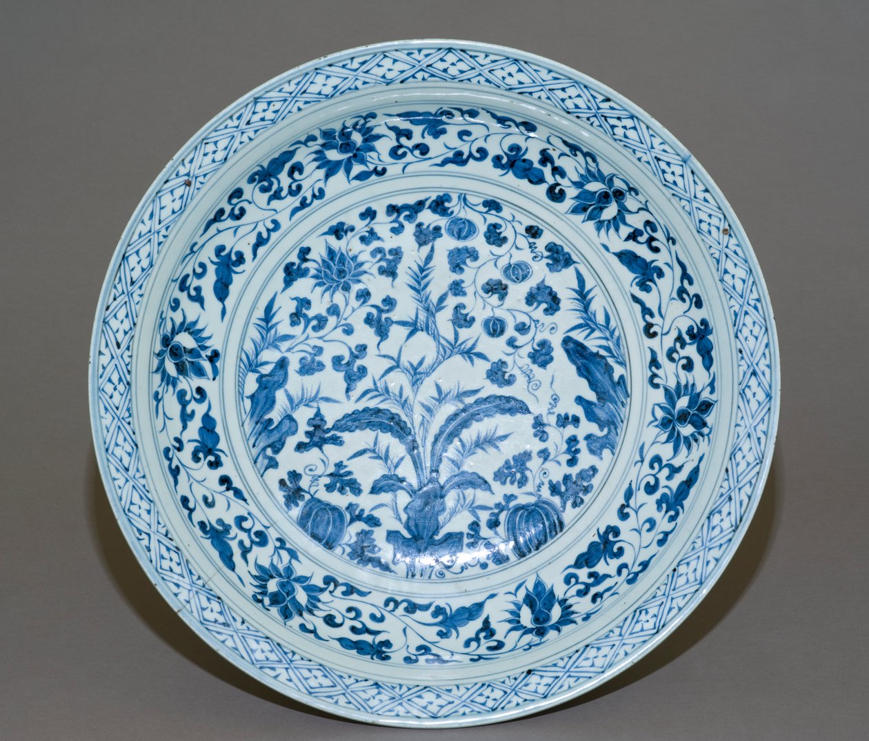 Naczynie duże, koniec XIV w. (porcelana) autorstwa Chinese School