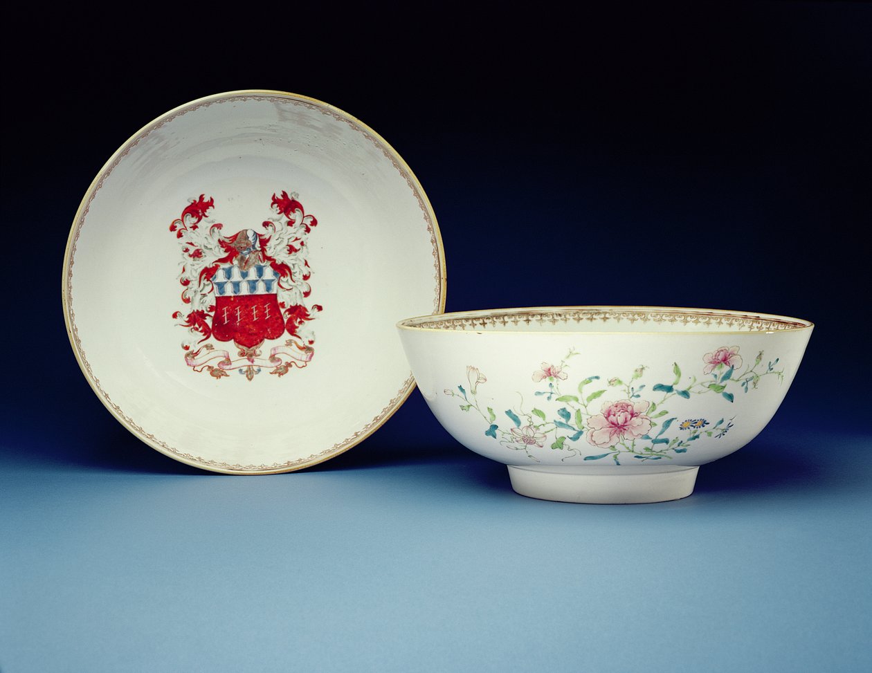 Para misek zdobionych emaliami famille z różami z herbami Joynes, okres Yongzheng (1723-35) (porcelana) autorstwa Chinese School