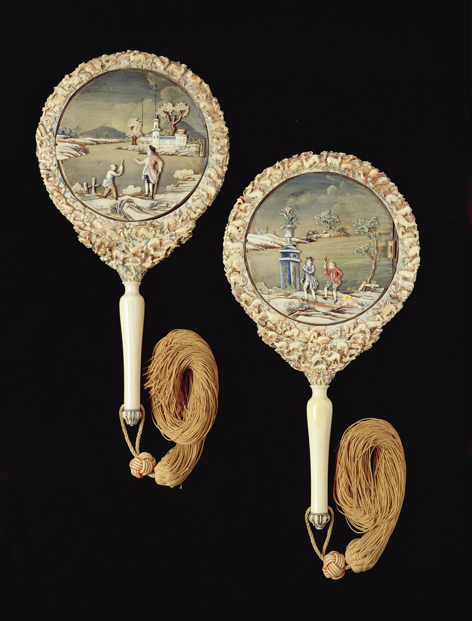 Para lusterek ręcznych, prawdopodobnie wykonana w Kantonie, okres Qianlong, 1736-95 (polichromowana kość słoniowa) (patrz 207209) autorstwa Chinese School