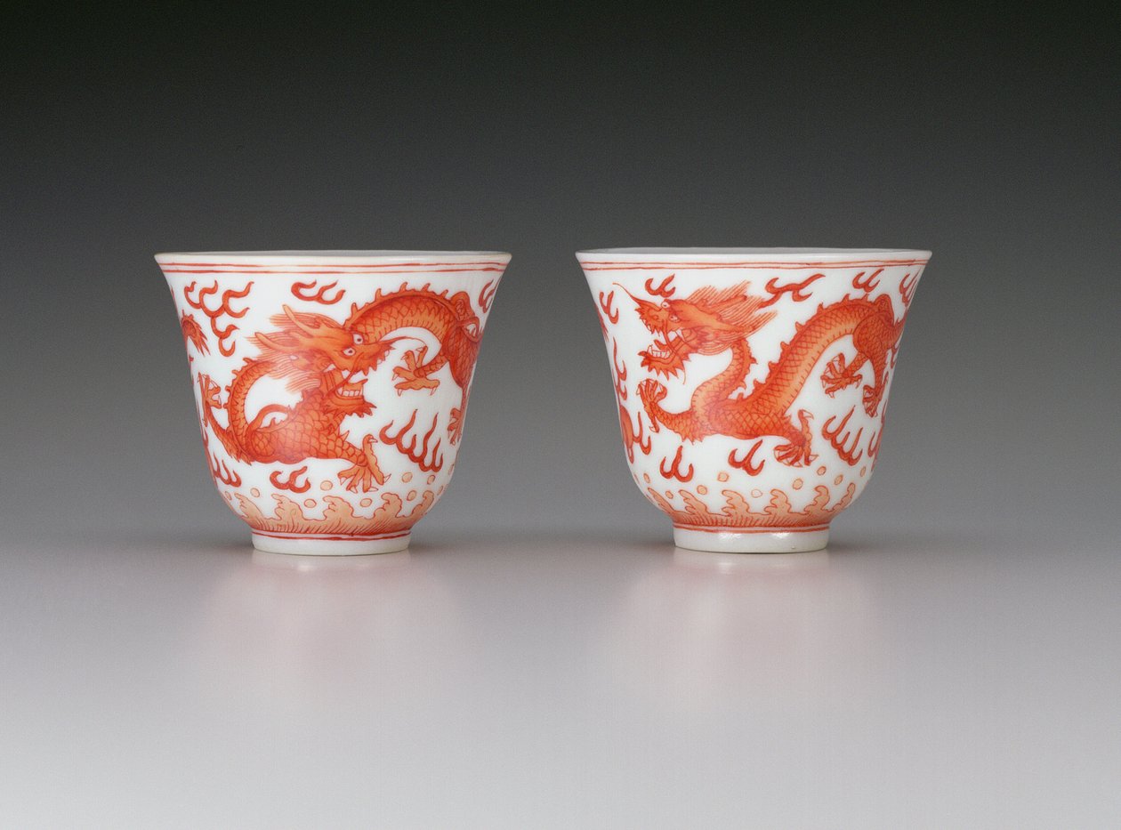 Para kubków na wino, przedstawiająca smoki o pięciu pazurach w pogoni za płonącymi perłami, znak Guangxu i okres 1875-1908, chiński (porcelana z żelazno-czerwoną dekoracją) autorstwa Chinese School