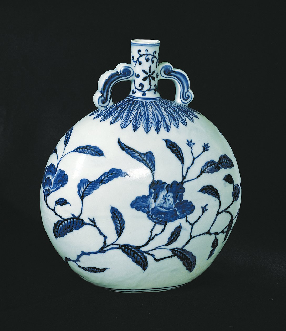Pielgrzymi niebiesko-biała tykwa z dekoracjami kwiatowymi, ok. 1403-24 (ceramika) autorstwa Chinese School