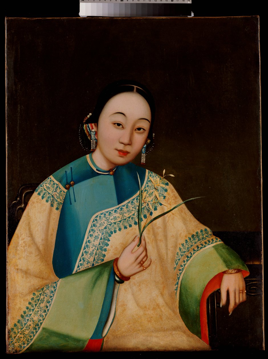 Portret damy dworskiej siedzącej do połowy w haftowanej szacie trzymającej kwiat, połowa XIX w. autorstwa Chinese School
