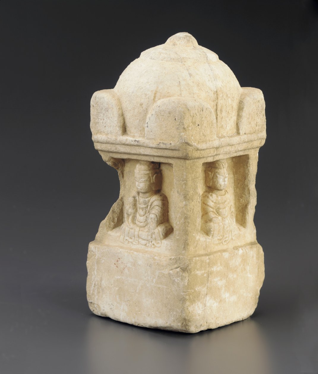 Mała stupa, kopulasty dach i buddyjskie postacie zajmujące wnęki na wszystkich 4 ścianach, kwadratowy cokół, Okres podziału, 557-581 autorstwa Chinese School