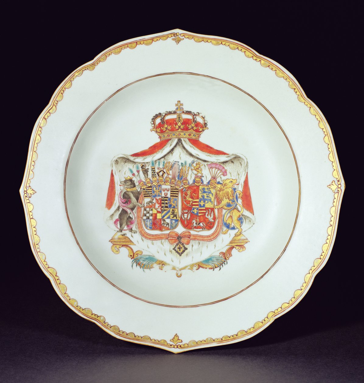 Talerz do zupy zdobiony złoconymi i emaliowanymi herbami Christiana Auguste, księcia Anhalt-Zerbst (1690-1747) i Johanny Elżbiety Holstein-Gottorp (1712-60), rodziców Katarzyny Wielkiej autorstwa Chinese School
