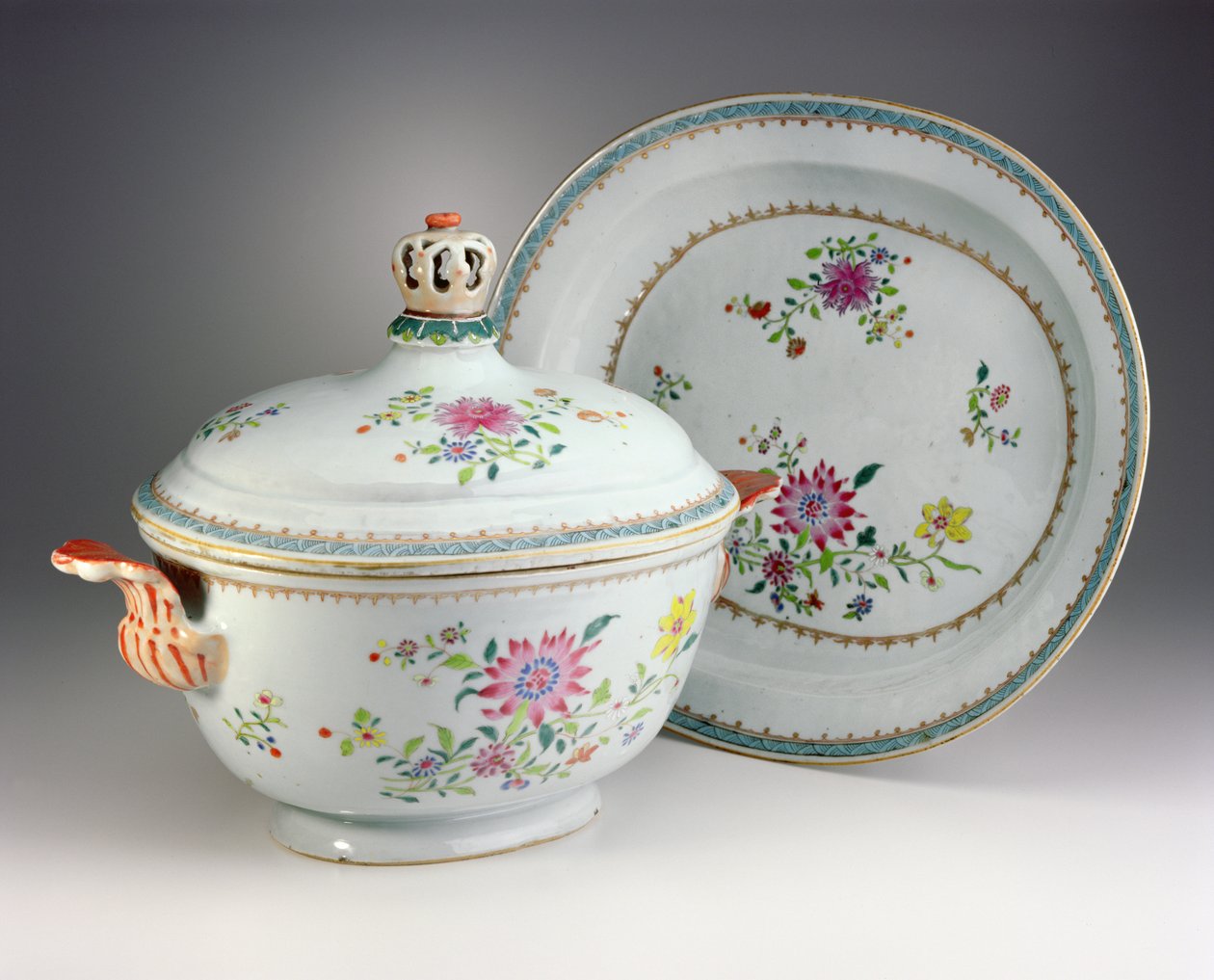 Waza, pokrywa i stojak, okres Qianlong, 1736-95 (rodzinna porcelana różana) autorstwa Chinese School