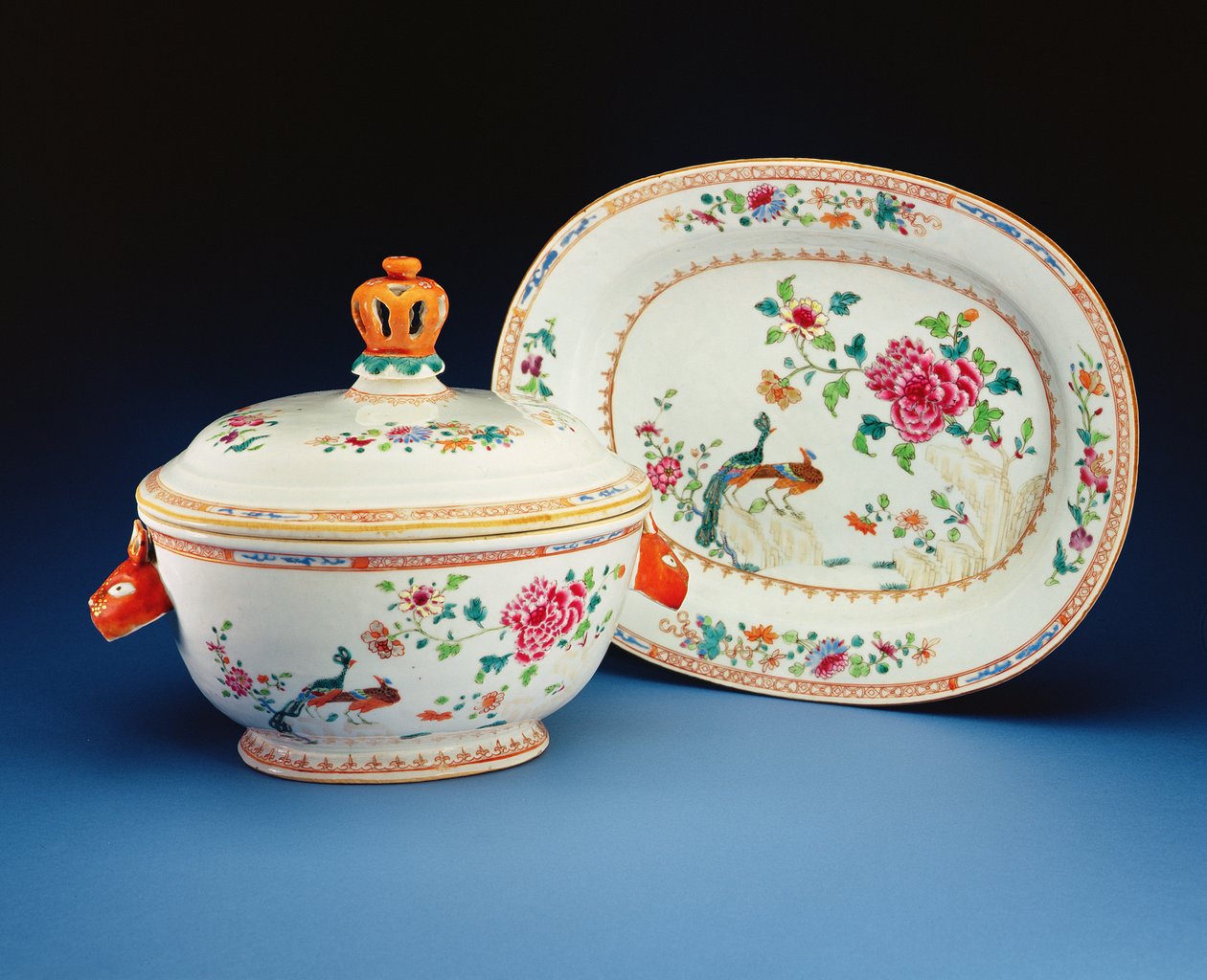 Waza, okładka i stojak malowane wzorem Podwójnego Pawia, okres Qianlong (1736-95) (porcelana) autorstwa Chinese School