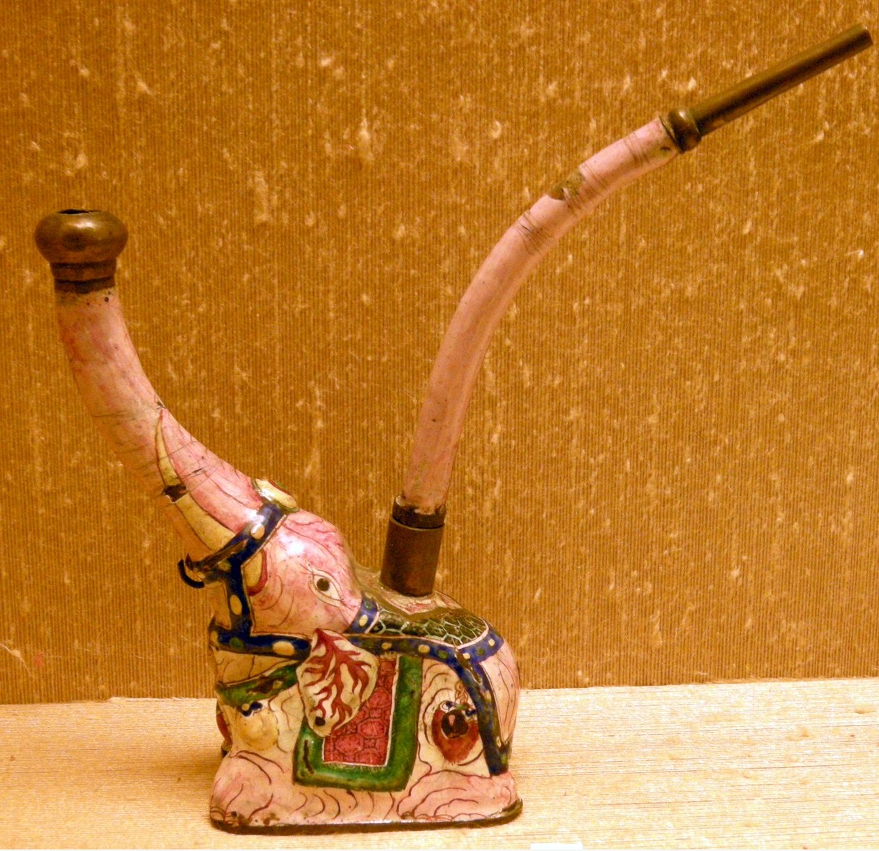 Fajka wodna w kształcie słonia (ceramiczna) autorstwa Chinese School