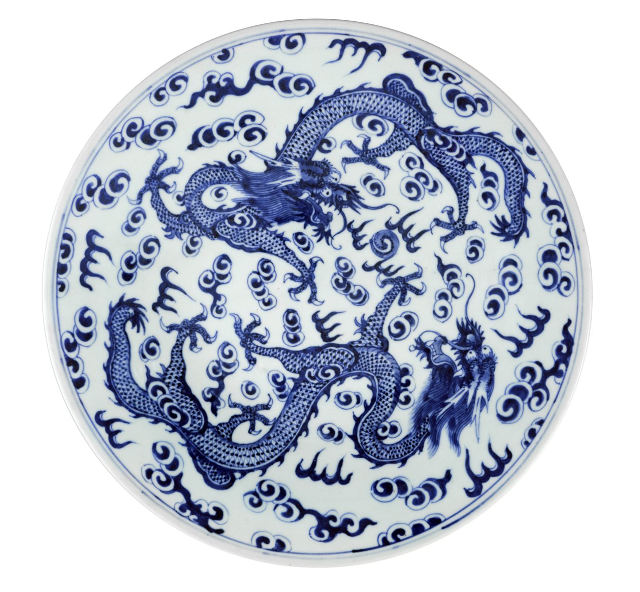 Talerz biało-niebieski z dwoma smokami o czterech pazurach i stylizowanymi płomieniami i chmurami, 1662-1722 (ceramika) autorstwa Chinese School
