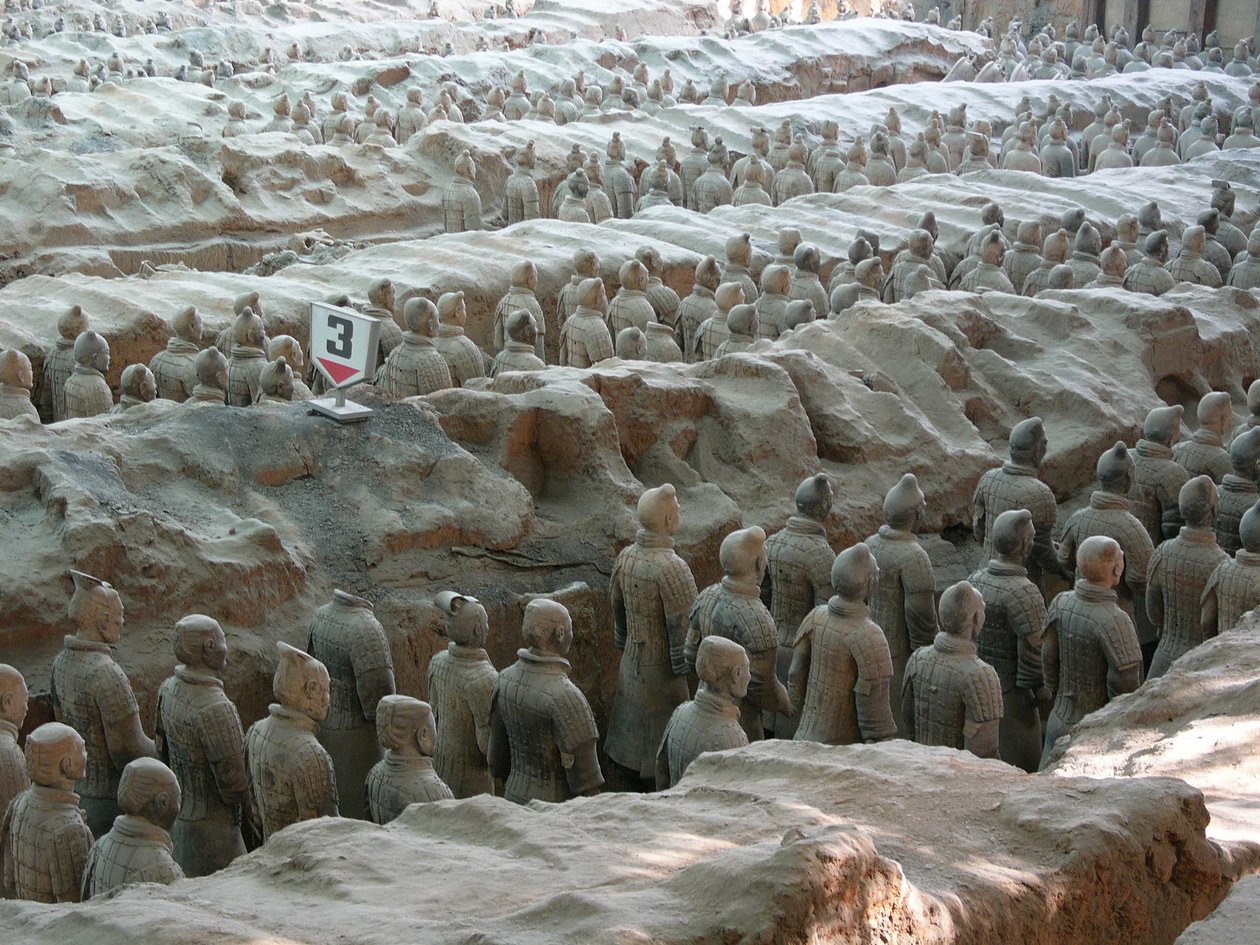 Muzeum Xian, jama z wojownikami i końmi z terakoty z grobowca cesarza Shi Huangdi autorstwa Chinese School