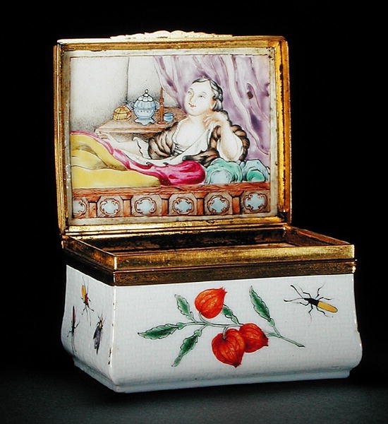 Tabakierka herbowa (porcelana) (patrz także 231338 i 231347) autorstwa Chinese School Chinese School