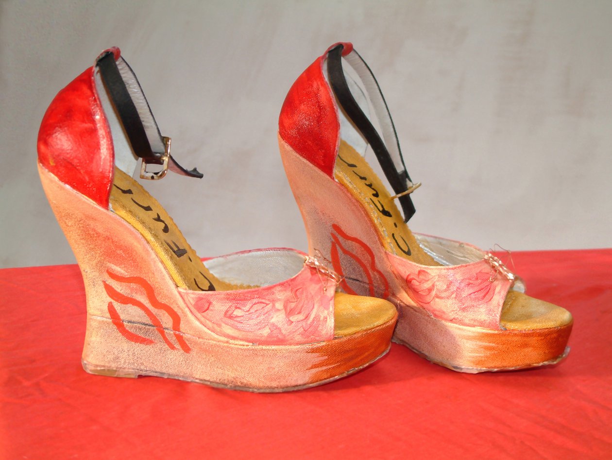 Baisse, Moi, Malowane buty na obcasie Dehavilland, 2006 (rzeźba) autorstwa Christian Furr