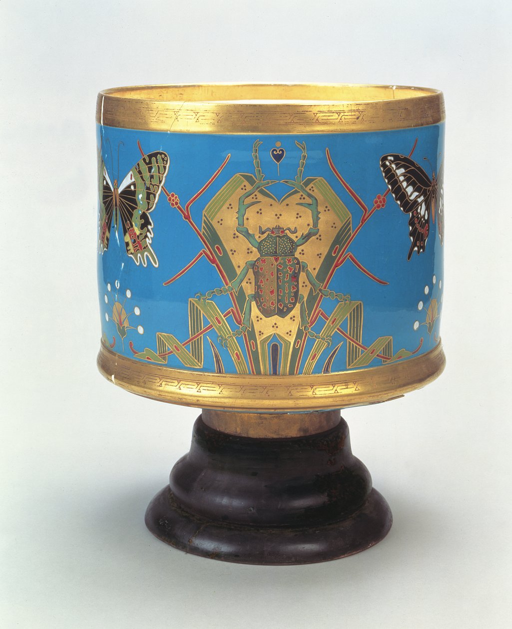 Jardiniere zdobione imitacją cloisonne z chrząszczami i motylami, Minton & Co., 1867 (porcelana z drewnianą podstawą) autorstwa Christopher Dresser