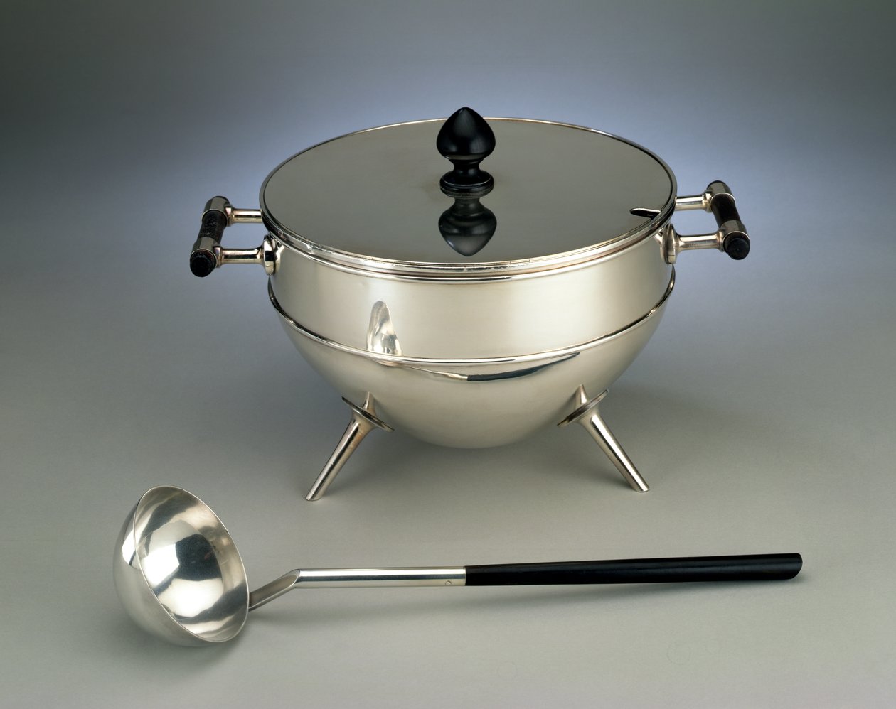 Waza do zupy i chochla, wyprodukowane przez Hukin & Heath, 1880 (płyta galwaniczna i drewno ebonizowane) autorstwa Christopher Dresser