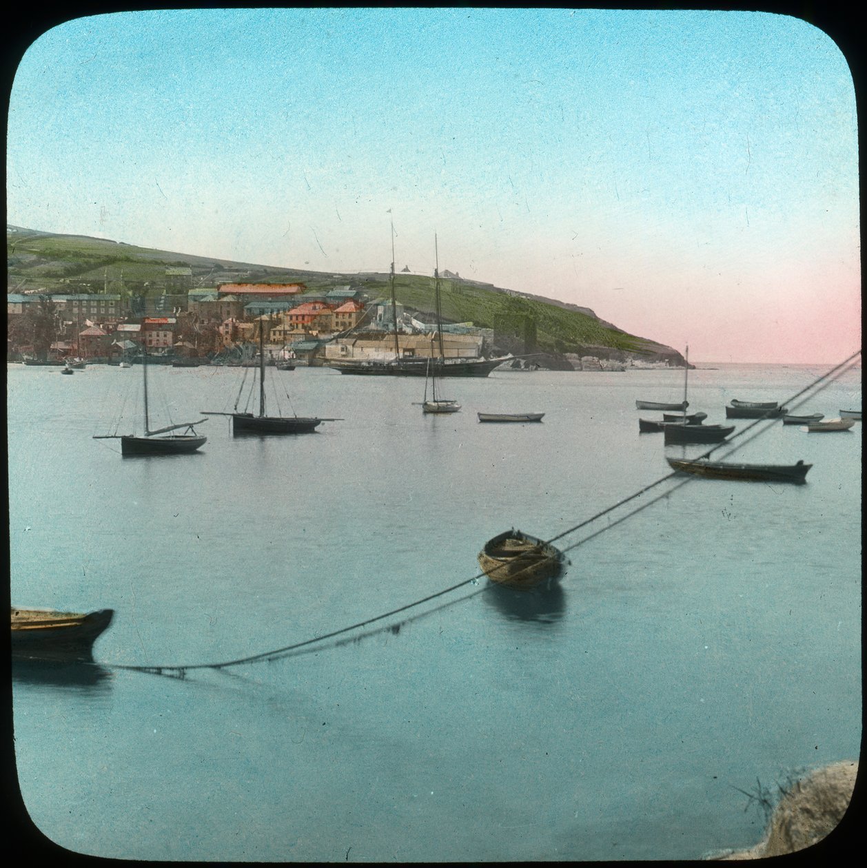 Polruan z Fowey w Kornwalii, koniec XIX lub początek XX wieku. autorstwa Church Army Lantern Department