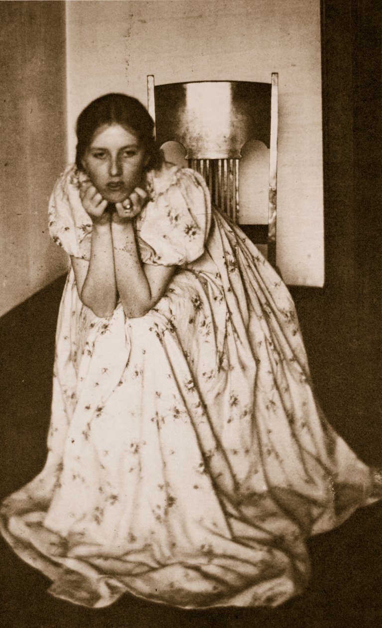 Dziewczyna w kwiecistej sukience, ok. 1910 (fotograwiura) autorstwa Clarence Henry White