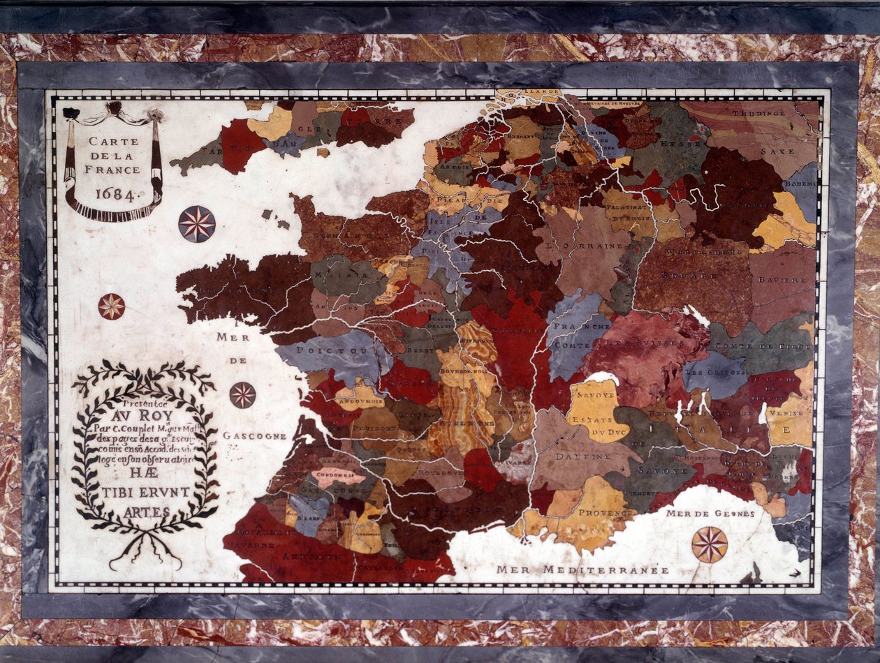 XVII-wieczna mapa Francji z decoupage różnych regionów. Stół ebene Napoleon III podtrzymujący mozaikowy blat z twardych kamieni, marmuru i albatu przedstawiający Francję około 1684 roku, blat stołu będący częścią mebli Marie-Antoinette w Grand Trianon. autorstwa Claude Antoine Couplet