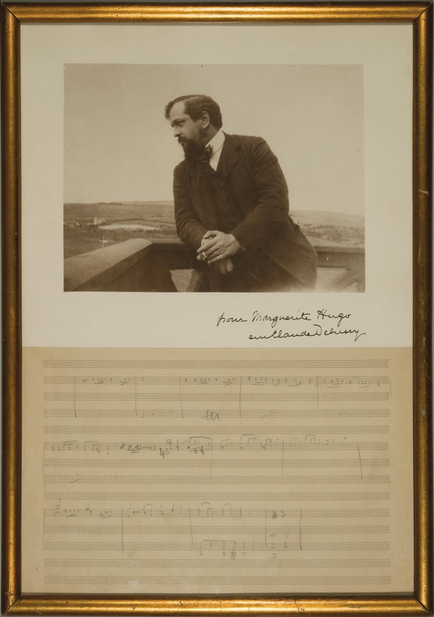Strona rękopisu muzyki do „Króla Leara”, z portretem wpisanym przez Emmę Debussy, grudzień 1904 (ołówek na papierze i czarno-białe zdjęcie) autorstwa Claude Debussy