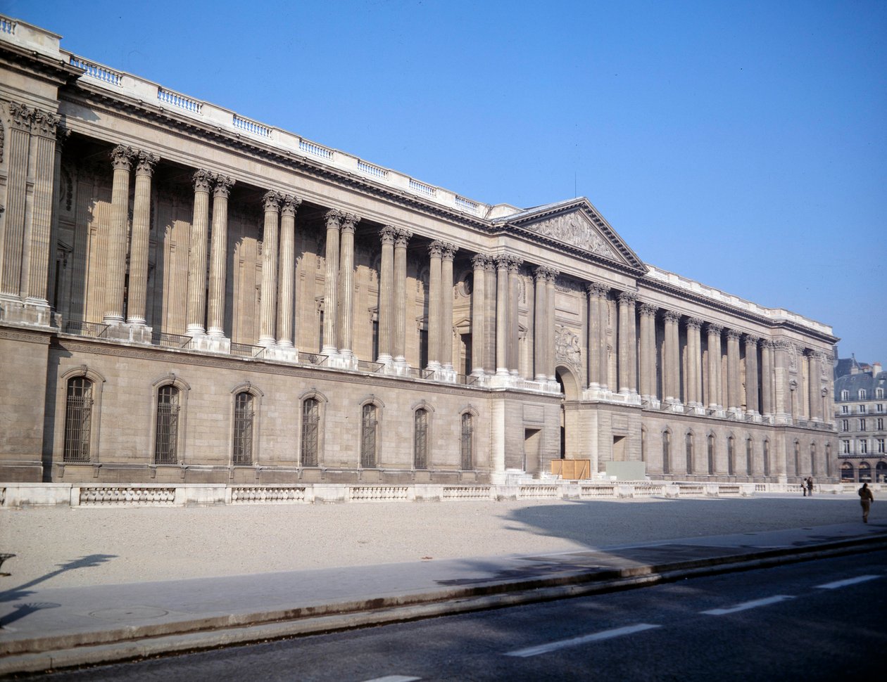 Widok na Palais du Louvre i kolumnady. Stworzony przez architekta Claude Perrault (1613-1688) autorstwa Claude Perrault