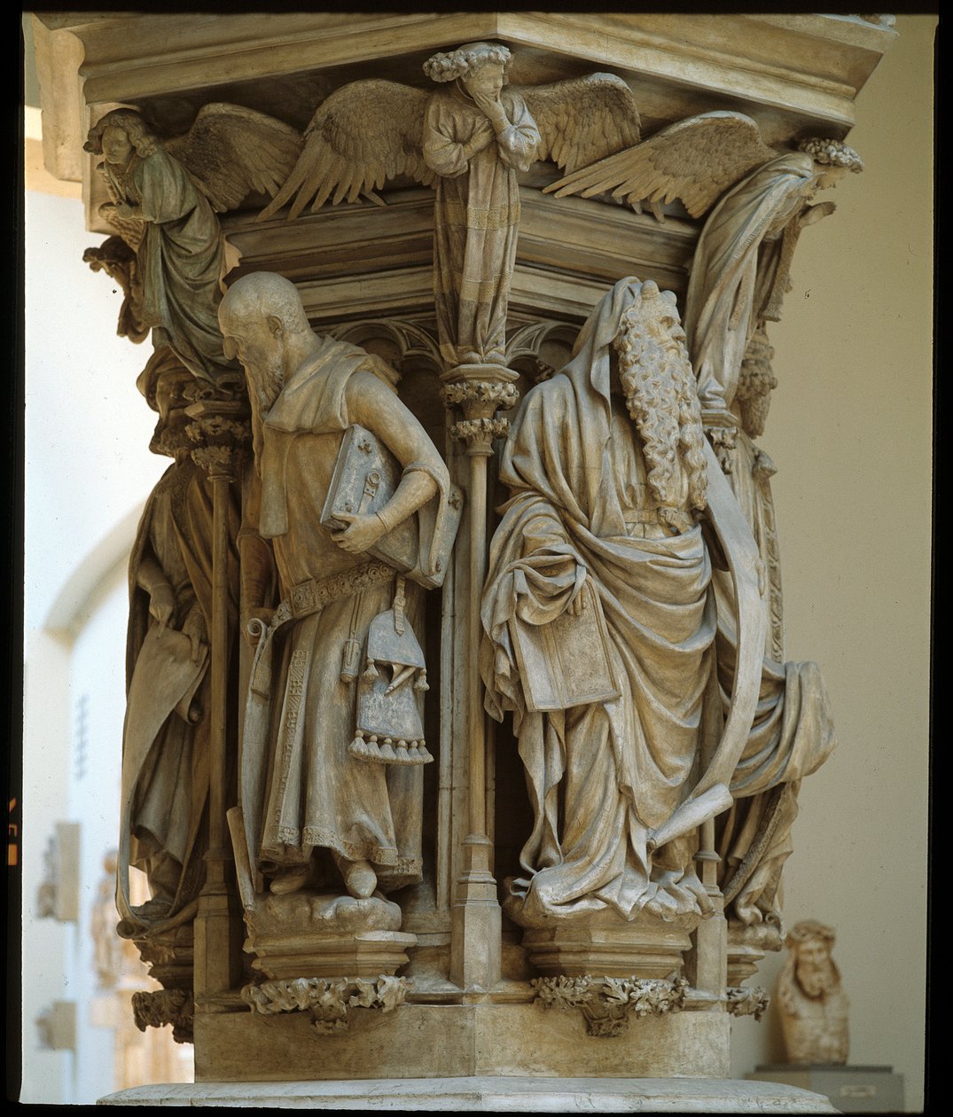 Studnia Mojżesza - rzeźba uznana za arcydzieło holenderskiego artysty Clausa Slutera (1340-1405/6) - Flamandzka sztuka gotycka: cokół z przedstawieniami Daniela, Zachariasza, Izajasza (po lewej), Mojżesza (po prawej), Jeremiego i Dawida autorstwa Mikołaj S autorstwa Claus Sluter