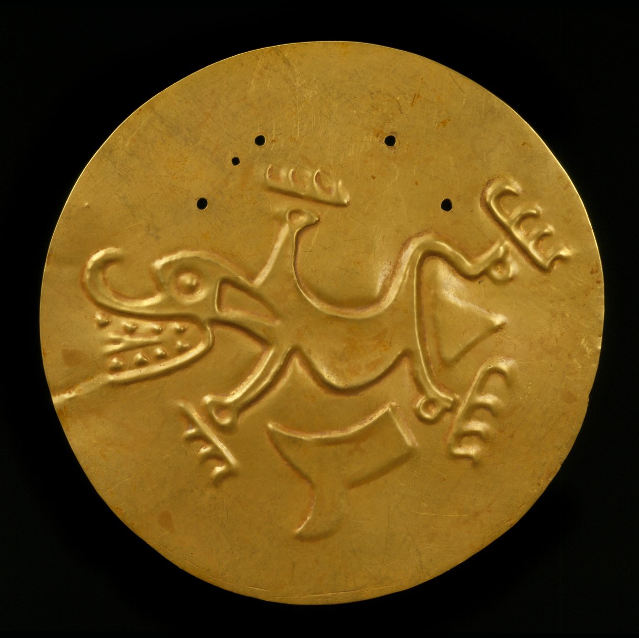 Pektorał z dyskiem z krokodylem, 300-1550 ne (młotkowany i ścigany złoty) autorstwa Coclé Gran