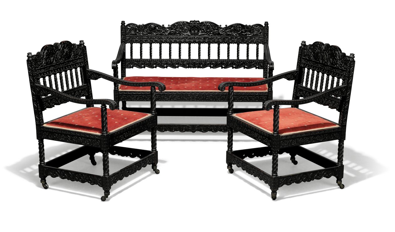 Późnowiktoriańska rzeźbiona ebonizowana sofa i para foteli, koniec XIX wieku (ebonizowane drewno i czerwony szenil) autorstwa Collinson and Lock