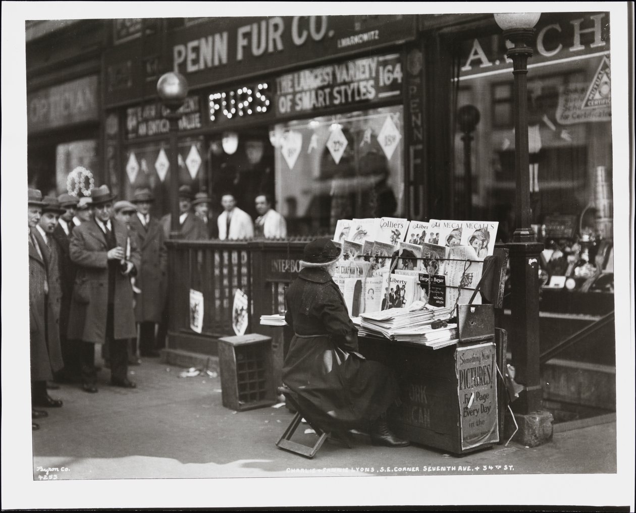Niewidomy diler wiadomości, Fannie Lyons, na swoim stoisku na południowo-wschodnim rogu 7th Avenue i 34th Street autorstwa Company Byron