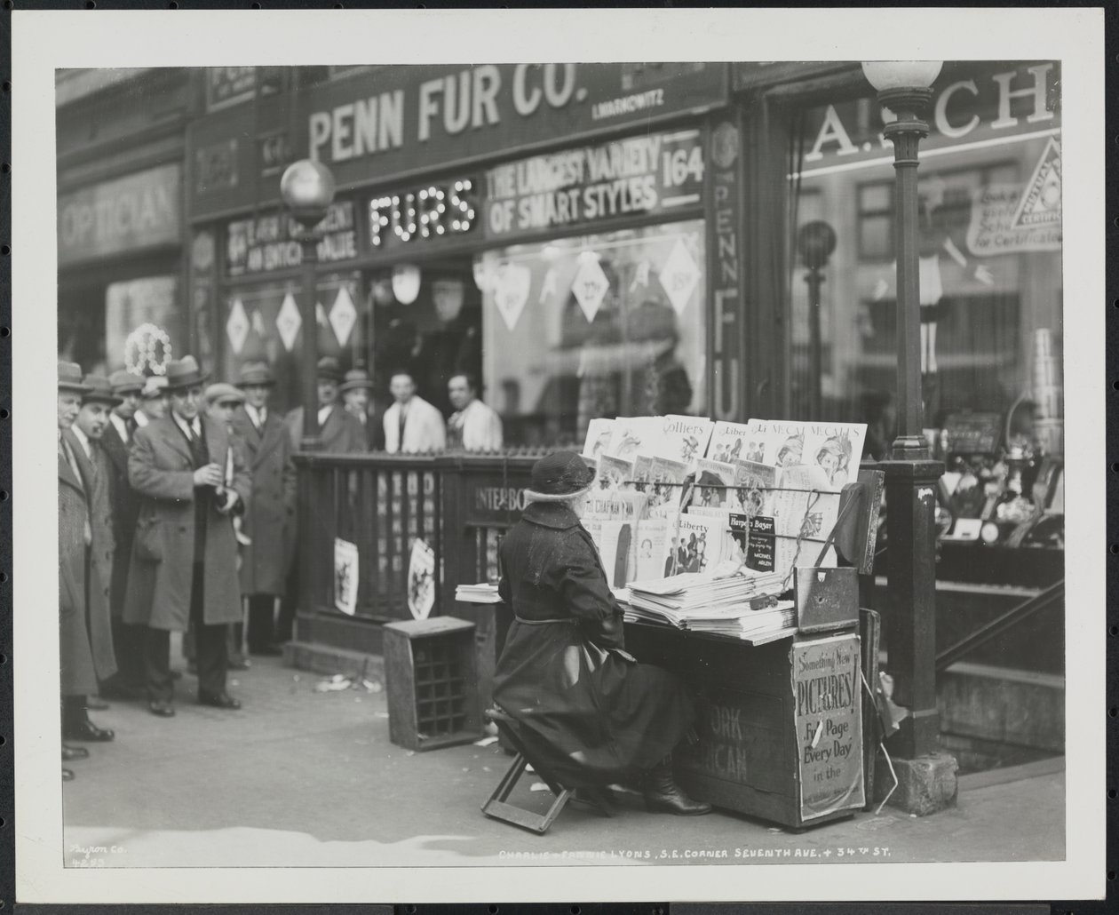 Niewidomy diler wiadomości, Fannie Lyons, na swoim stoisku na południowo-wschodnim rogu 7th Avenue i 34th Street autorstwa Company Byron