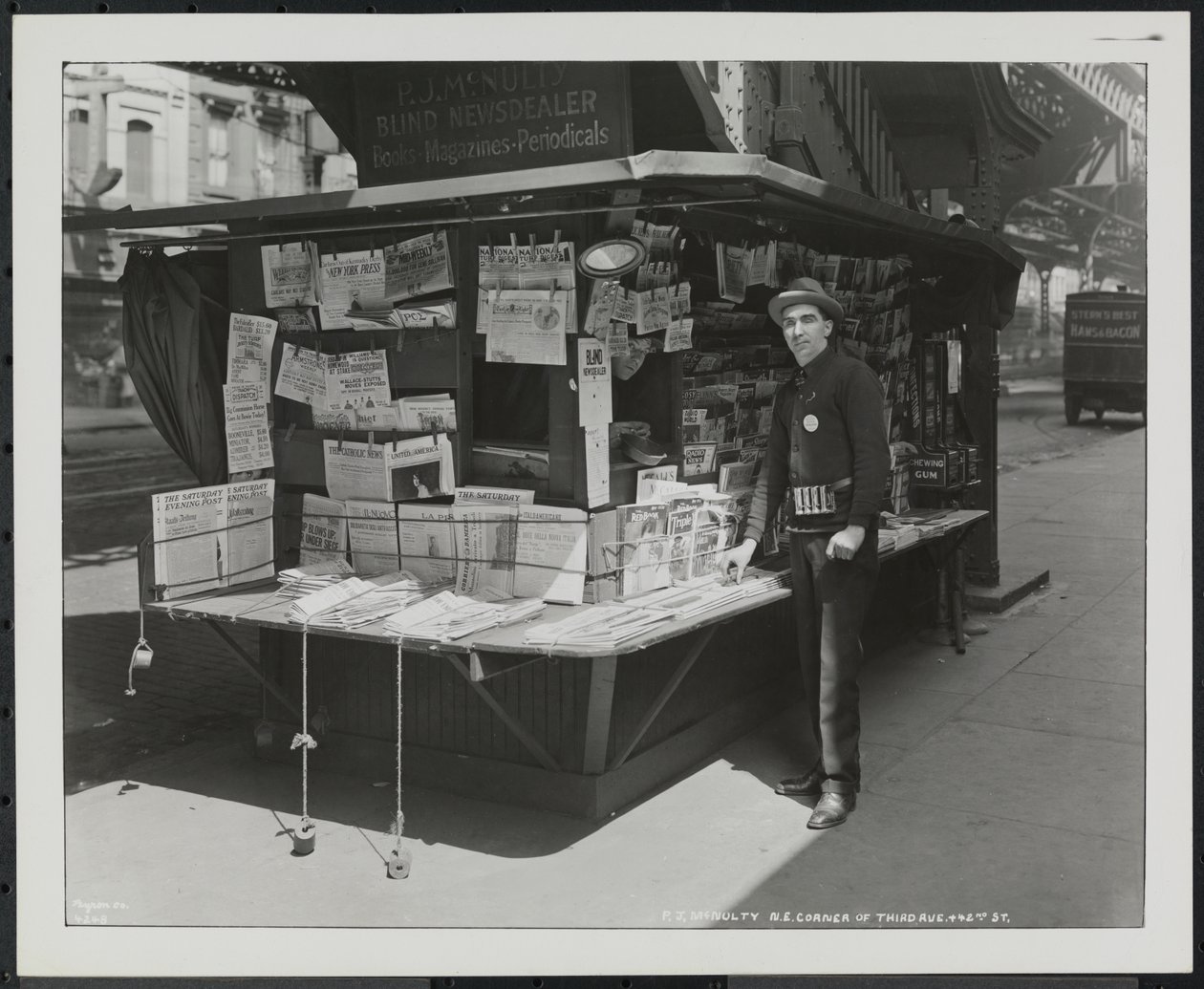 Niewidomy diler wiadomości, P.J. McNulty na swoim stoisku na północno-wschodnim rogu 3rd Avenue i 42nd Street autorstwa Company Byron