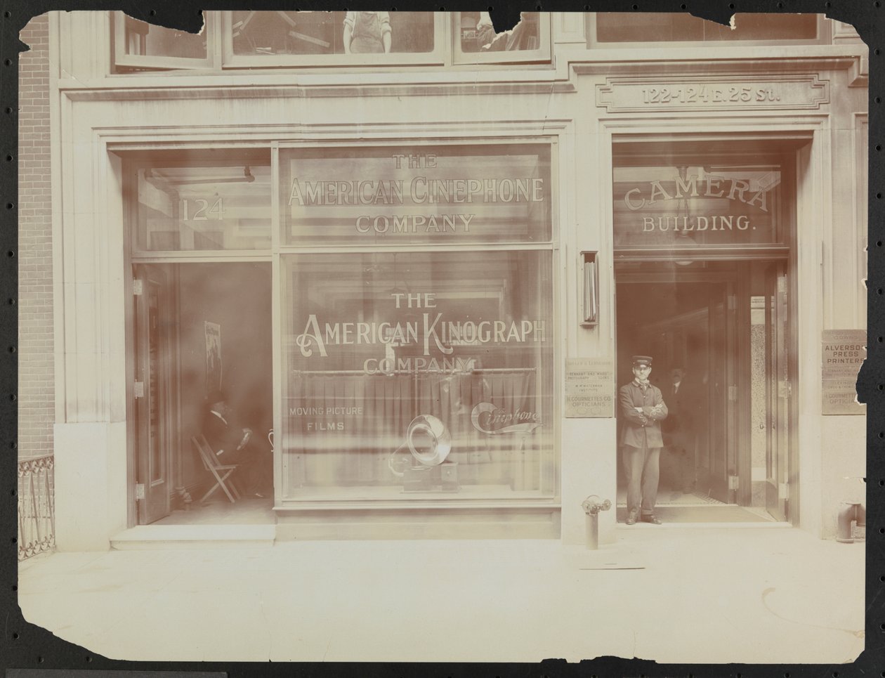 Fasada pierwszego piętra przy 122-124 E. 25th Street, budynek Camera, American Cinephone Company, American Kinograph Company i portier, Nowy Jork autorstwa Company Byron