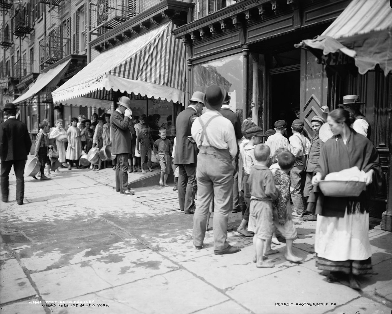 Rozdawanie darmowego lodu na Mulberry Street, Nowy Jork, ok. 1900 (zdjęcie czarno-białe) autorstwa Company Byron