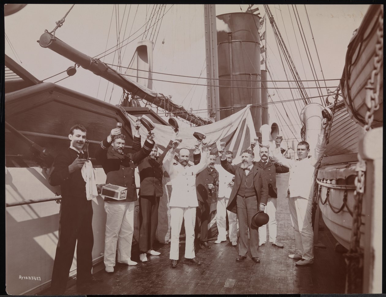 Oficerowie i załoga toastujący szampanem i cygarami na pokładzie SS „Umbria”, ok. 1897 (zdjęcie czarno-białe) autorstwa Company Byron