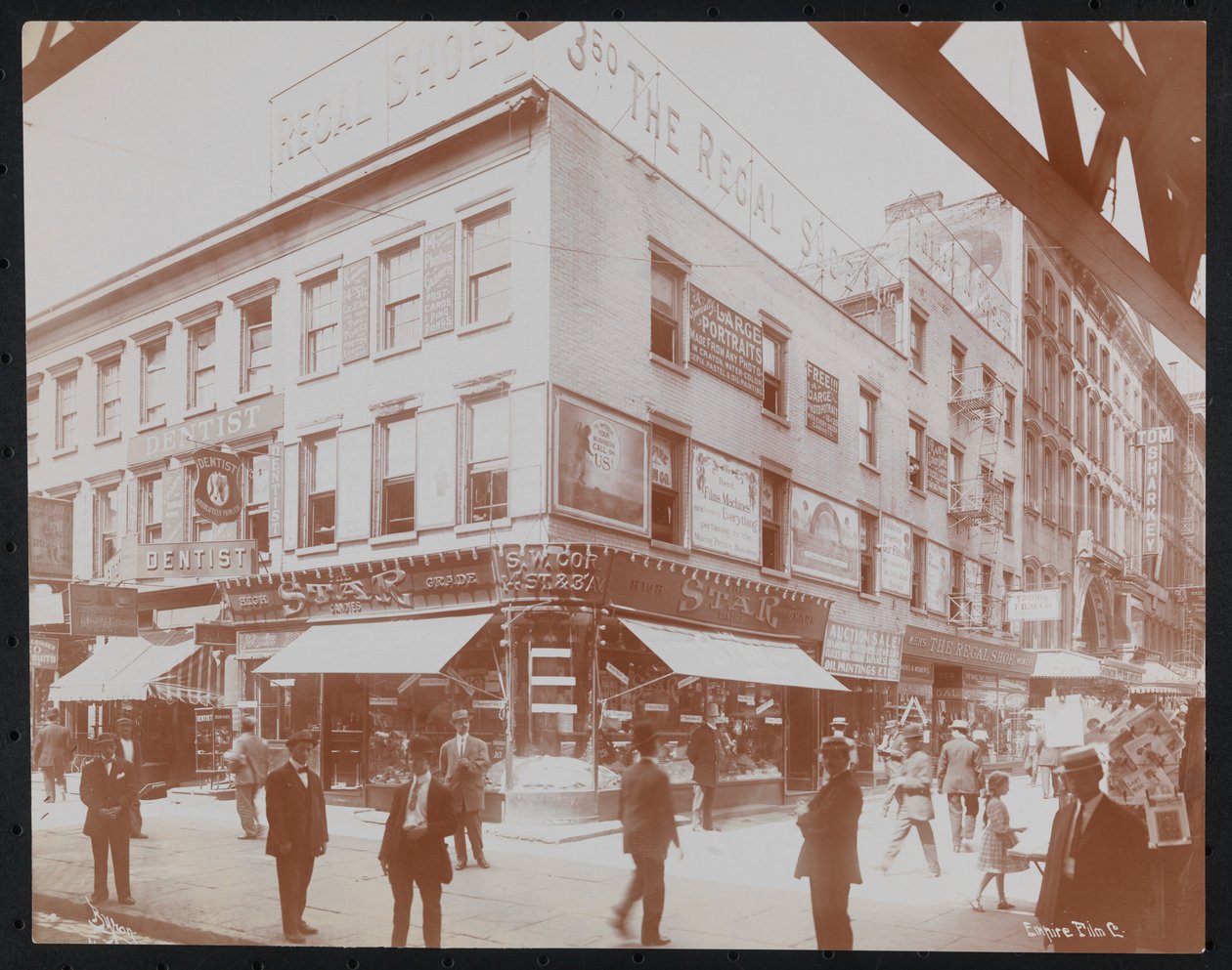 Południowo-zachodni róg 14th Street i 3rd Avenue przedstawia sklep Star Candies, dentystę, sklep Regal Shoe i Empire Film Co. w zdjęcie) autorstwa Company Byron